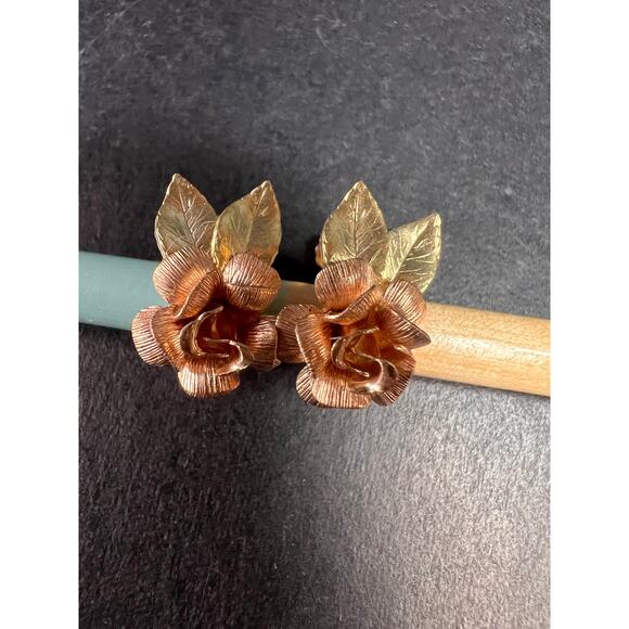 Vintage Krementz Rose and yellow gold tone Flower Leaf Screw Back Earrings - Picture 13 of 16